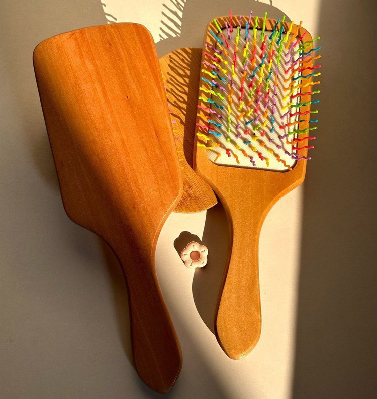 برس چوبی رنگارنگ